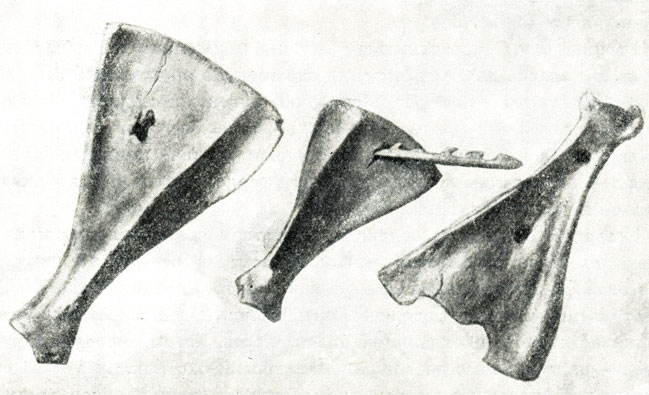 Лопатки северного оленя, пробитые гарпунами или стрелами. Из палеолитической стоянки Мейендорф, Шлезвиг-Голштейн