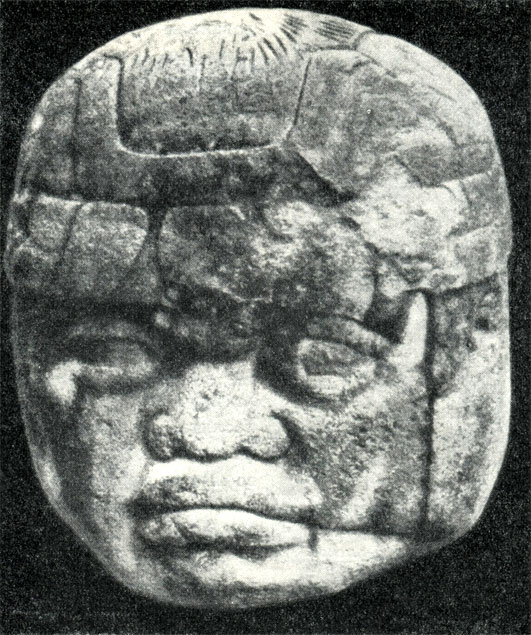 Голова из базальта (высота 2,7 м). Мексика. Ла Вента, штат Табаско, культура ольмеков