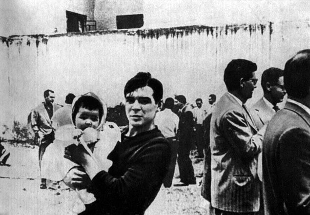 С дочерью в тюремном дворе в городе Мехико. 1956 год