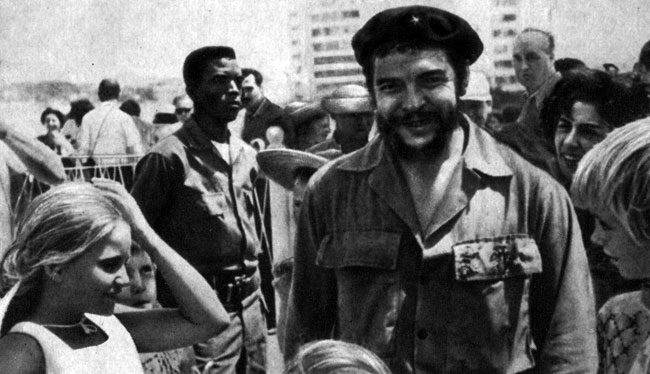 В окружении советских детей на площади Революции в Гаване
