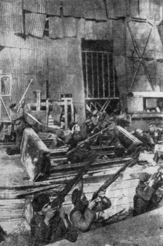Рабочий отряд краснооктябрьцев в обороне на территории своего завода