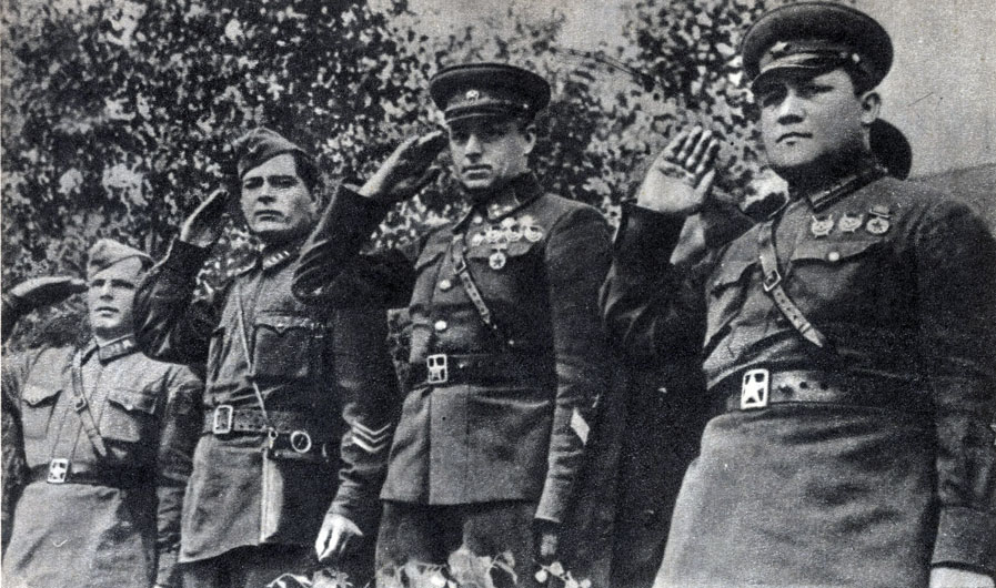 Командующий 16-й армией генерал-лейтенант К. К. Рокоссовский и член Военного совета дивизионный комиссар А. А. Лобачев (справа) проводят смотр войск