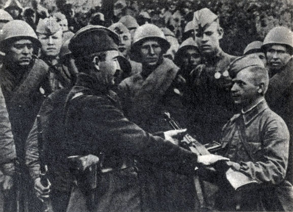 Генерал-полковник Г. А. Белов вручает снайперу Комарецкому подарок тульских оружейников - автоматический карабин