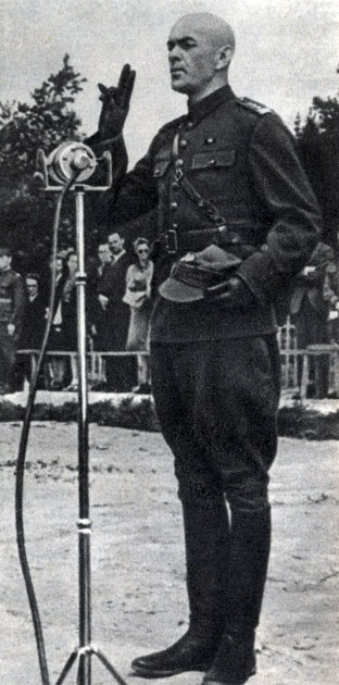 Командир 1-й польской пехотной дивизии 3. Берлинг произносит слова присяги