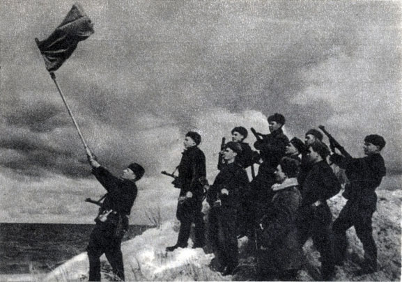 Разведчики части полковника Н. В. Рогова водружают флаг на берегу Балтийского моря