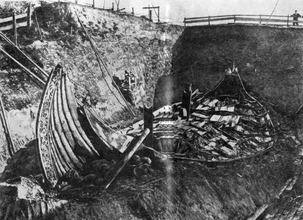Усебергский корабль. Раскопан в кургане в Усеберге (южная часть Норвегии). В корабле была захоронена знатная женщина и лежало много разных предметов. Приблизительно X в
