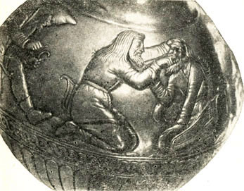 Сцена на вазе из кургана Куль-Оба. Золото. IV в. до н. э. Государственный Эрмитаж. Другой верхним концом лука по щеке, и ему выбило зуб