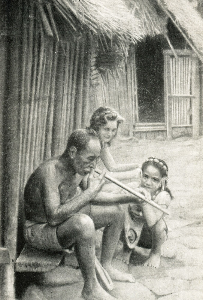 Теи носом играет на бамбуковой флейте. Лив и Момо внимательно слушают необыкновенную мелодию 