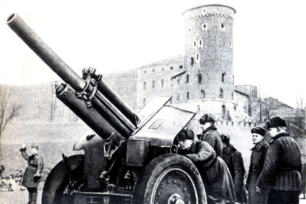 Артиллерийский расчет лейтенанта Кузнецова у стен Королевского замка в Кракове