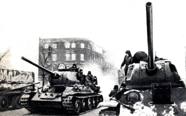 Советские танкисты на улицах Глейвица в день его освобожде