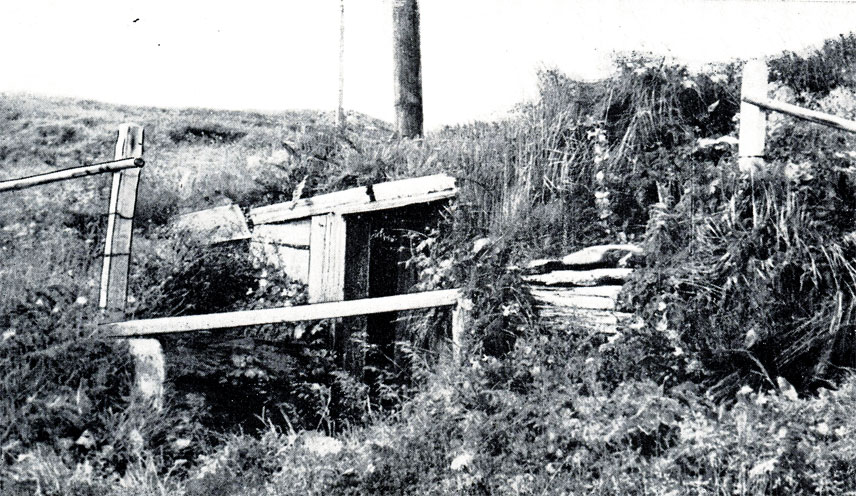 Старая барабара (полуземлянка) в заливе Санди Бич на острове Умнак