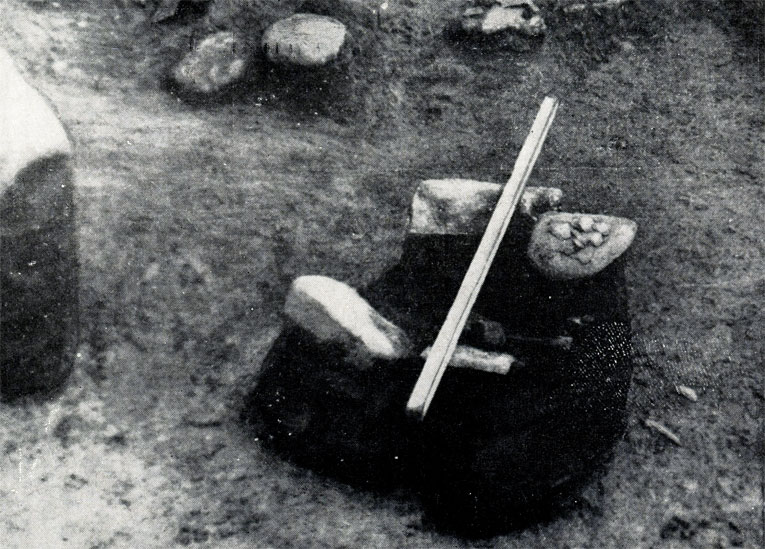 Остатки каменной кладки древних очагов на поселении Вилледж Сайт