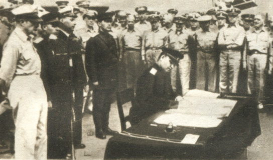 Представитель СССР генерал-лейтенант Деревянко подписывает акт о безоговорочной капитуляции Японии
