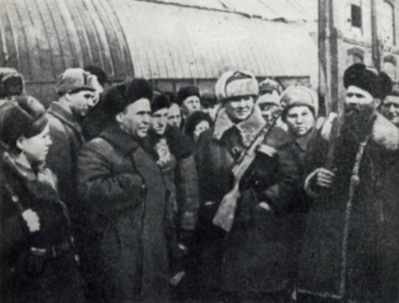 Делегация партизан, доставивших обоз с продовольствием, на Кировском заводе