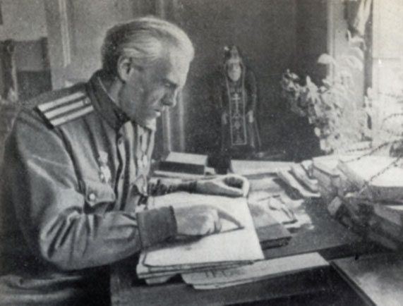 Писатель Н. С. Тихонов у себя на квартире