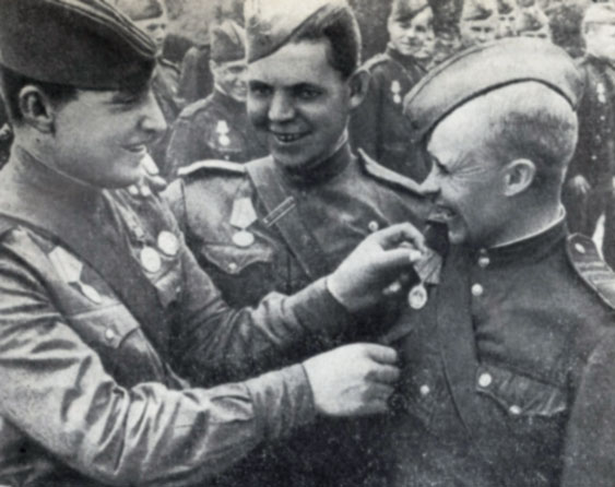 Первые медали 'За оборону Ленинграда'