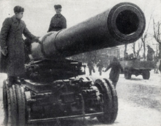 Это вражеское орудие захвачено в Красном Селе. Оно больше не будет бить по Ленинграду