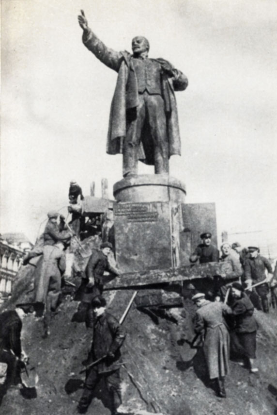 Снова памятник В. И. Ленину открылся взорам ленинградцев