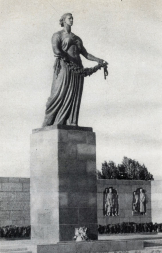 Пискаревское кладбище. Монумент Скорбящей Матери Родины