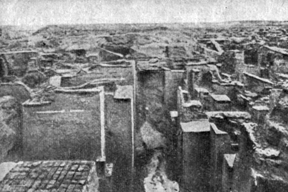 Вид на Ворота Иштар во время раскопок. Мостовая на переднем плане - часть Дороги процессий
