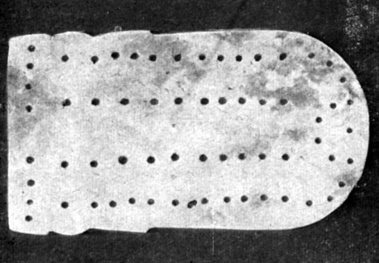 Пластинка из горного хрусталя, служившая, вероятно, игральной доской. I тысячелетие до н. э. Высота 14,6 см