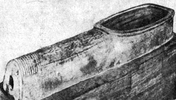 Для погребения служили покрытые глазурью глиняные саркофаги, напоминающие по форме туфлю. Конец I тысячелетия до н. э. Длина 1,91 м