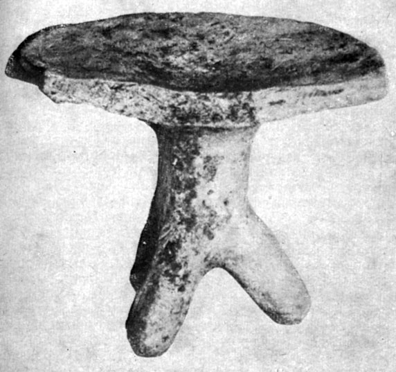 Глиняная модель стола на трех ножках с круглой столешницей. VI в. до н. э. Высота 5,4 см