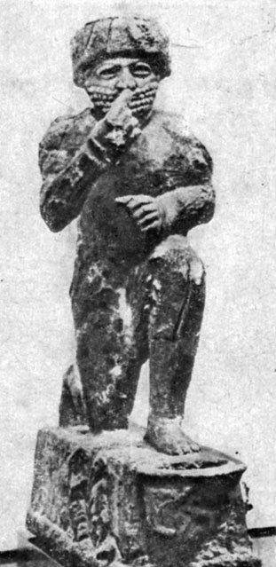 Эта бронзовая статуэтка с позолоченным лицом - ценный дар храму - должна была, как следует из надписи, обеспечить царю Хаммурапи благосклонность богов. Около 1700 г. до н. э. Высота 19,6 см
