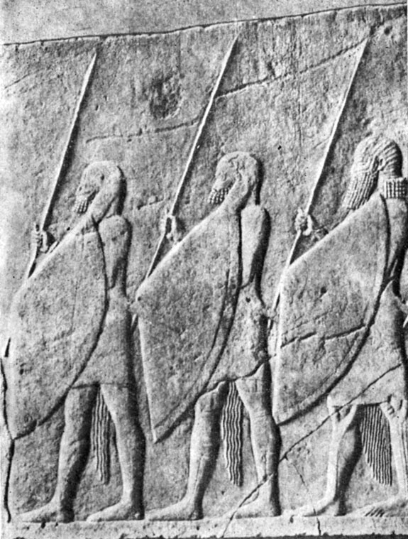 Пеший воин был вооружен копьем, мечом и щитом. Около 1700 г. до н. э. Высота 1,86 м
