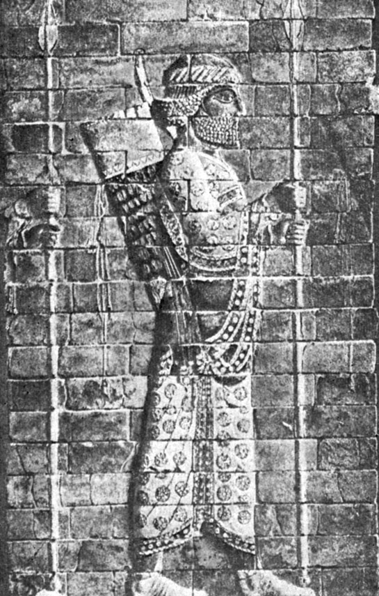 Настенный рельеф из разноцветного кирпича украшал дворец Дария I в Сузах. Изображены телохранители царя, 'бессмертные'. Около 500 г. до н. э. Высота 1,83