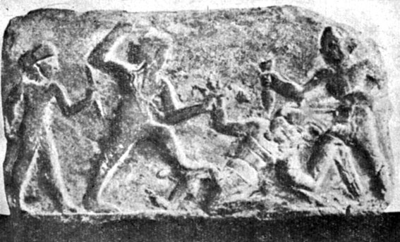 На этом рельефе из терракоты изображена, видимо, борьба героев Гильгамеша и Энкиду с чудовищем Хумбабой. XVIII в. до н. э. Высота 8 см