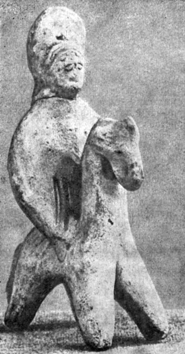 В персидское время большой популярностью пользовались терракотовые фигурки, изображавшие всадников. IV в. до н. э. Высота 13,9 см