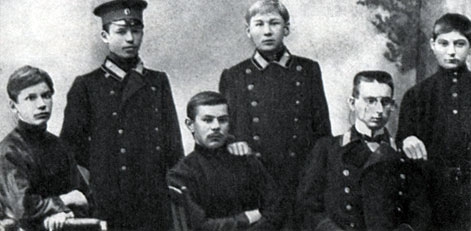 Саша Тодорский в кругу товарищей. 1910 год