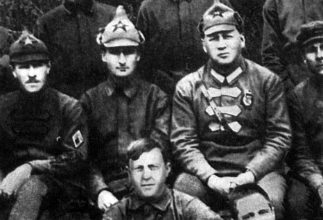 Командный состав Ферганской группы войск. В центре сидят В. Д. Соколовский и А. И. Тодорский. 1924 год