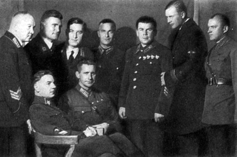 Руководство ВВС на приеме у К. Е. Ворошилова. Рядом с Ворошиловым сидит Я. И. Алкснис - командующий ВВС РККА. 1936 год