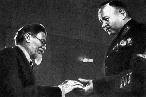М. И. Калинин вручает орден Красной Звезды комкору А. И. Тодорскому. 1936 год