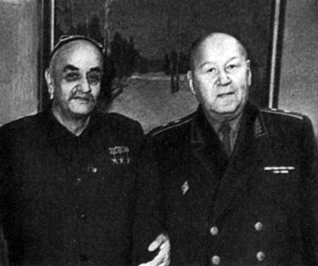 А. И. Тодорский и ветеран гражданской войны, трижды Герой Социалистического Труда Хамракул Турсункулов. 1957 год