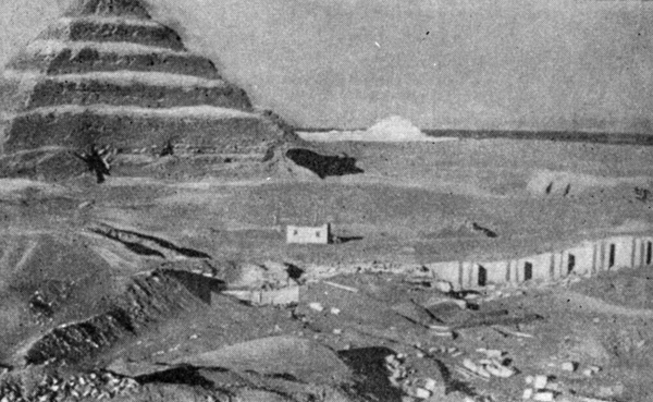 Общий вид пирамиды Джосера, внешней ограды и южной стены