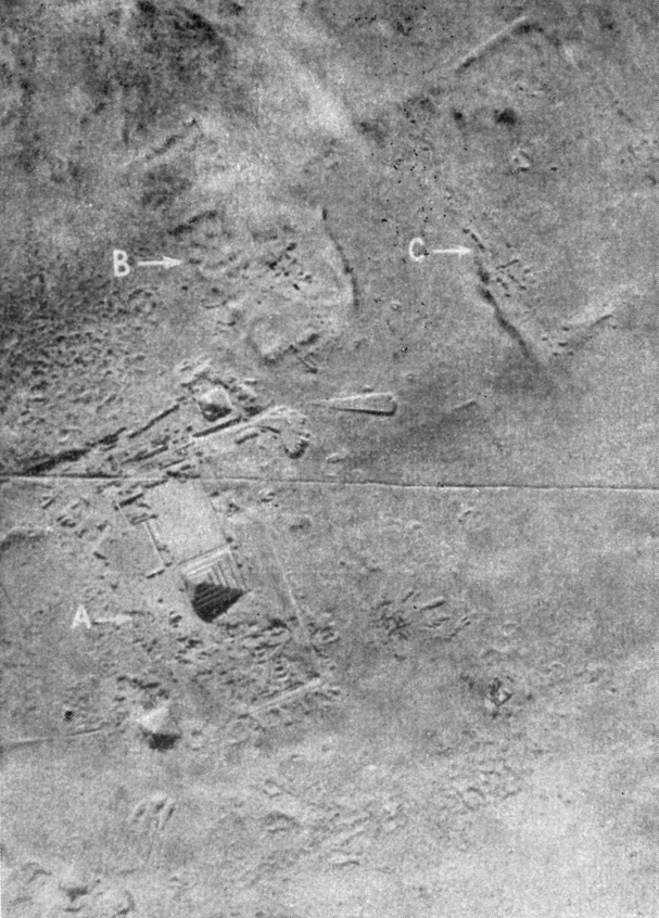 Район раскопок, вид с воздуха: А - пирамида Джосера; В -  контуры ограды вновь открытой пирамиды; С - ограда, исследования Морганом