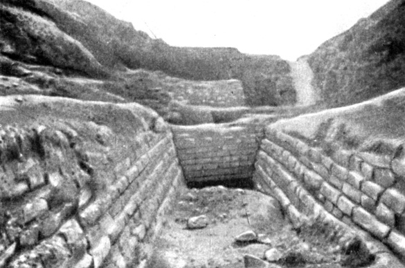 Вход под пирамиду, начало раскопок. На заднем плане развалины заупокойного храма