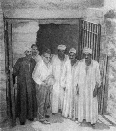 Закария Гонейм у входа в открытую им пирамиду; справа от него Гуссейн Ибрагим, слева - Хофни Ибрагим