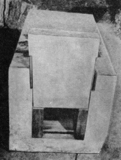 Алебастровый саркофаг с поднятой панелью