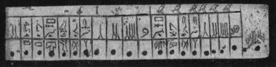Табличка слоновой кости со списком льняных одеяний. Справа имена Джосертианха и Небти-Джосертианха