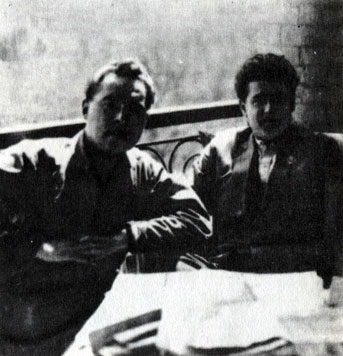 З. А. Дымов (слева) и Л. М. Гавро. Москва, 1923 г