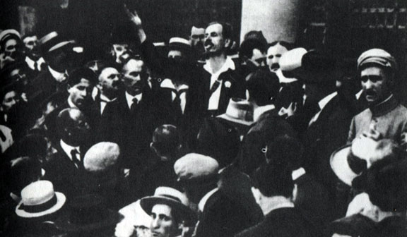 В. Б. Юстус, участник борьбы за Советскую власть в Венгрии, выступает на митинге в Будапеште. 1919 г
