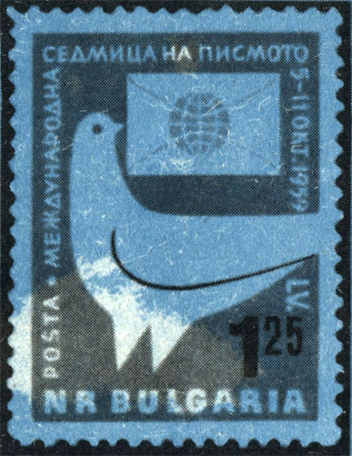 Многовековой вестник голубь - символ мира - украшает марки разных стран
