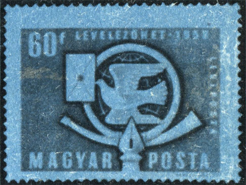 Многовековой вестник голубь - символ мира - украшает марки разных стран