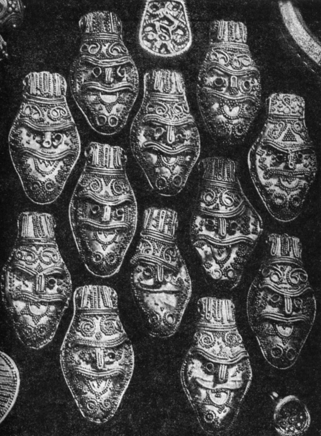 'Отряд викингов': серебряные бляшки с изображениями человеческих лиц. Готланд