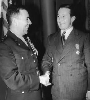 Майор Фарран (справа) получает американский орден 'За Боевые Заслуги'. 1947