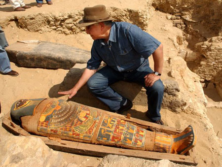 Группа египетских археологов обнаружила к югу от Каира некрополь с десятками хорошо сохранившихся мумий